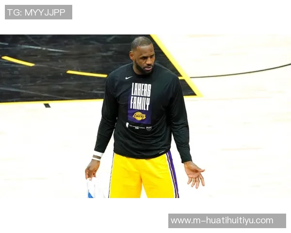 浓眉缺席九场比赛坐板凳身穿NFL球衣观战绿湾包装工比赛