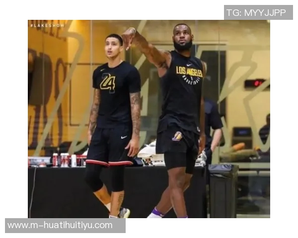 里夫斯称詹姆斯回归将提升全队表现他是无可替代的全能组织者